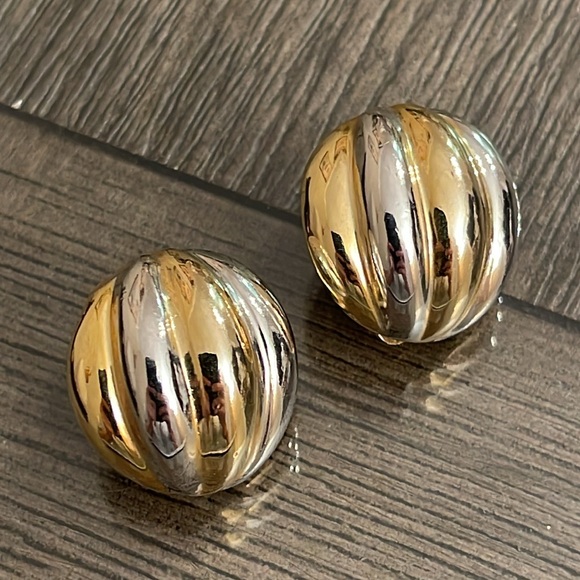 Vintage Round Two-tone Ribbed Clip Earrings - Picture 14 of 15